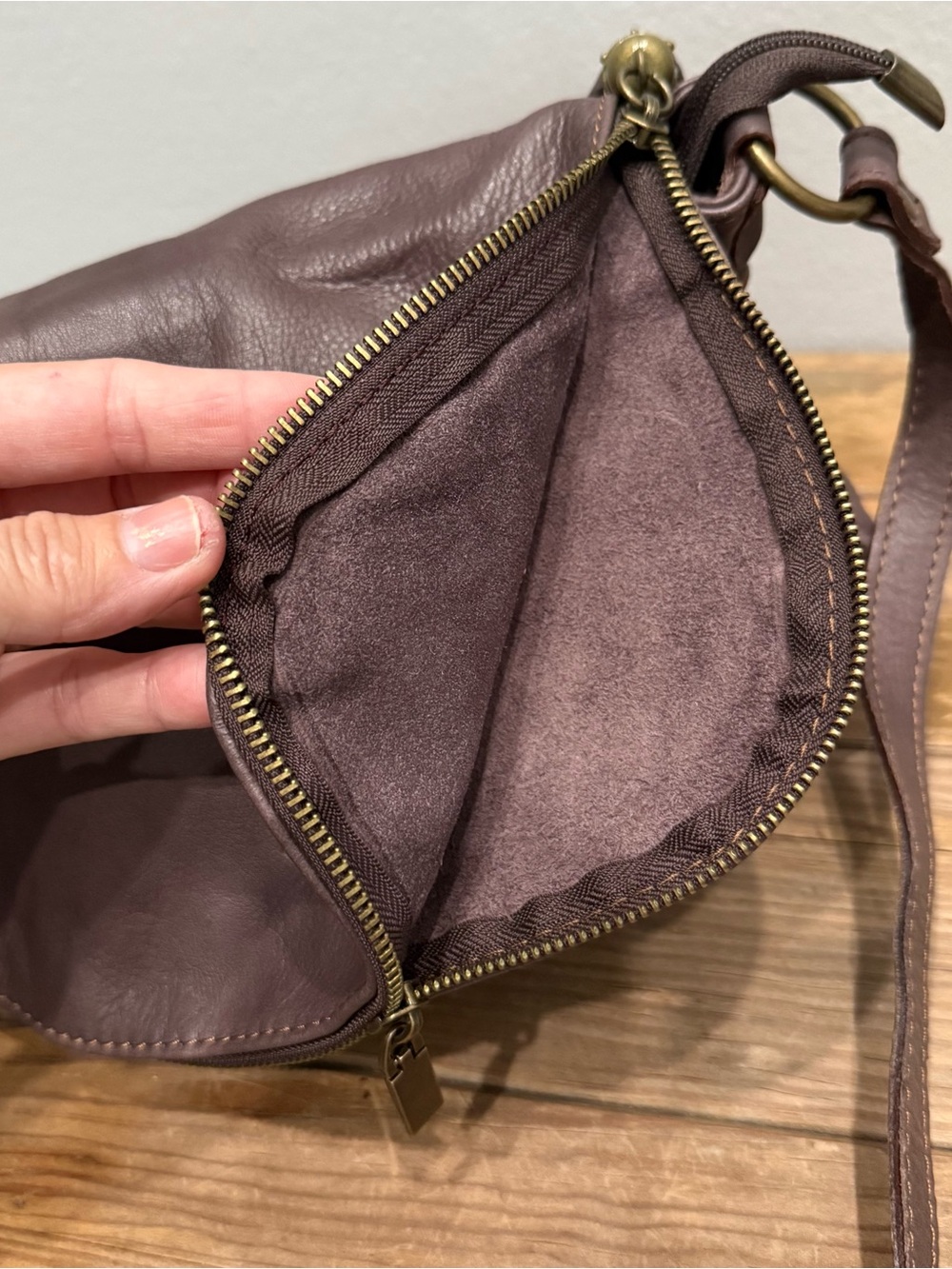 Vera Pelle Italy Dark Eggplant Soft Leather Crossbody Sling Bag Tassel Italy - Picture 7 of 9